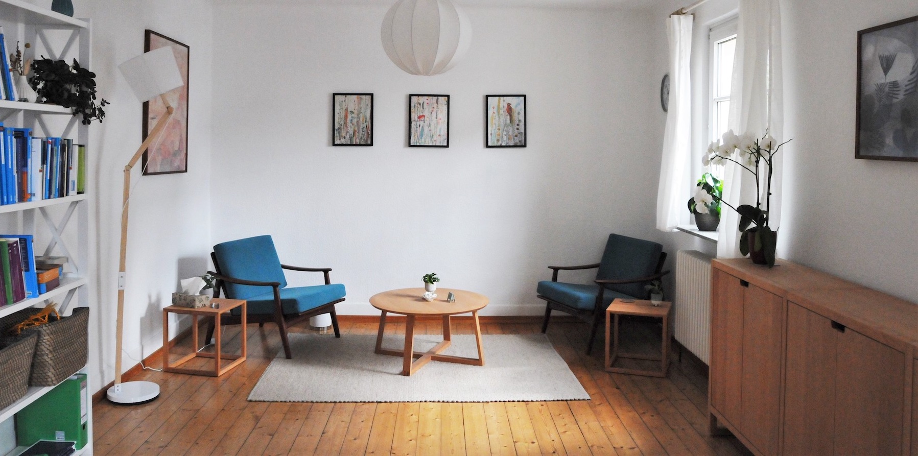 Praxisraum mit zwei Stühlen, wo die ambulanten Einzelsitzungen stattfinden.